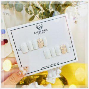 Nails box - Mẫu nail đẹp nhẹ nhàng đơn giản đính hoa
